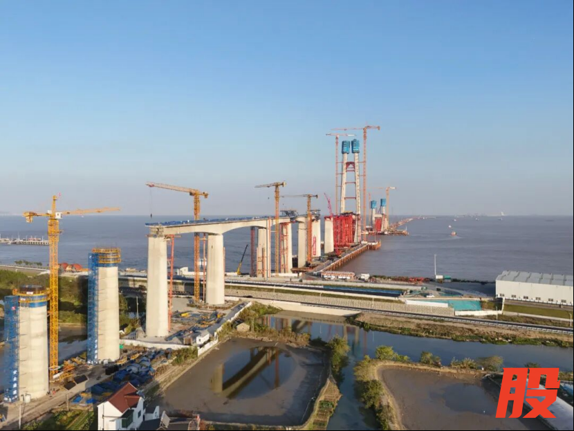 （杭州湾跨海铁路大桥北航道桥施工场景）